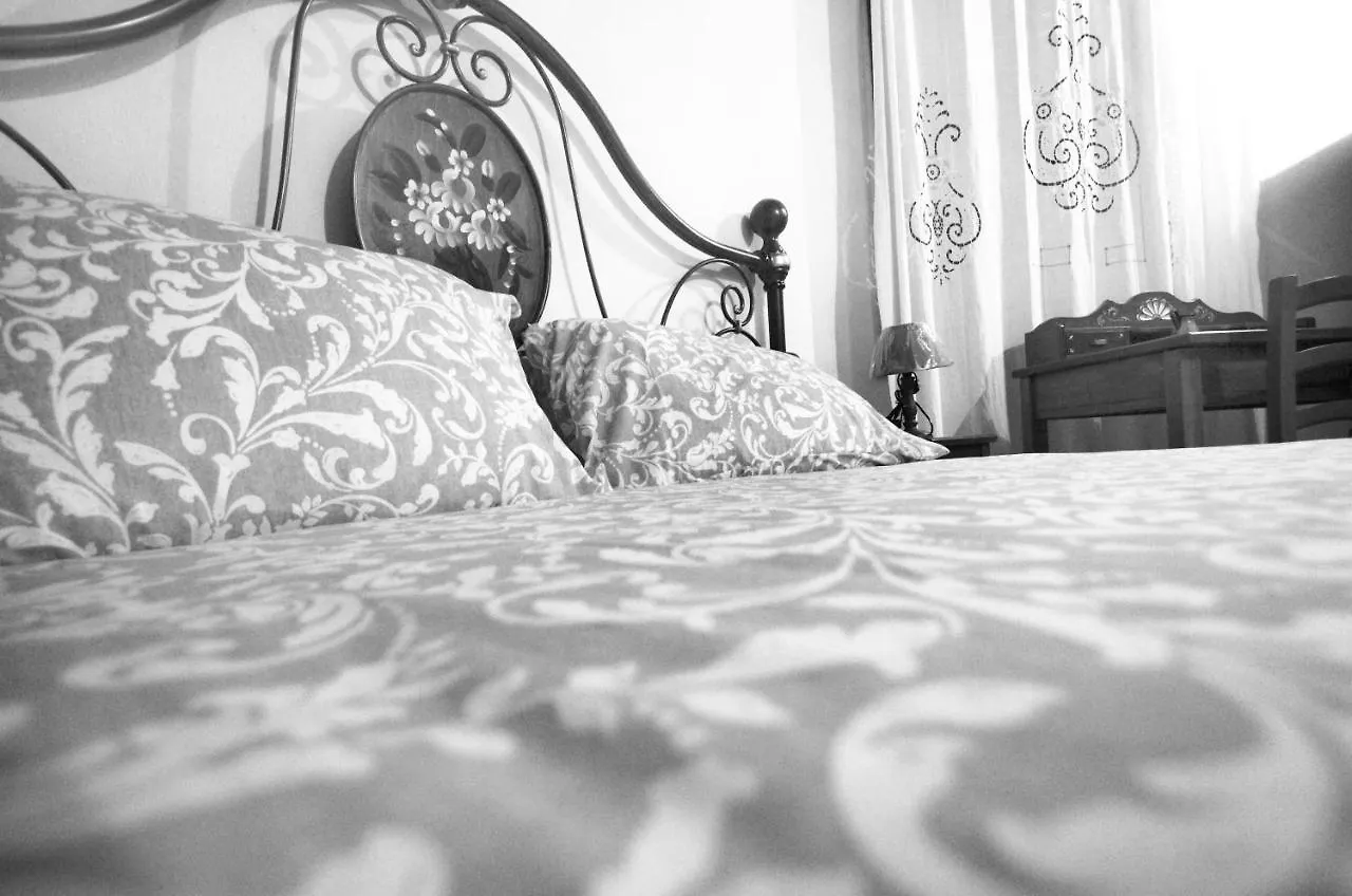 Casa De Ajala - B&B De Charme In Antica Dimora Totalmente Ristrutturata E Dotata Di Tutti I Confort Bagni Privati Spazio Living Patio Esterno Ambienti Climatizzati Degustazioni Prodotti Locali Làconi