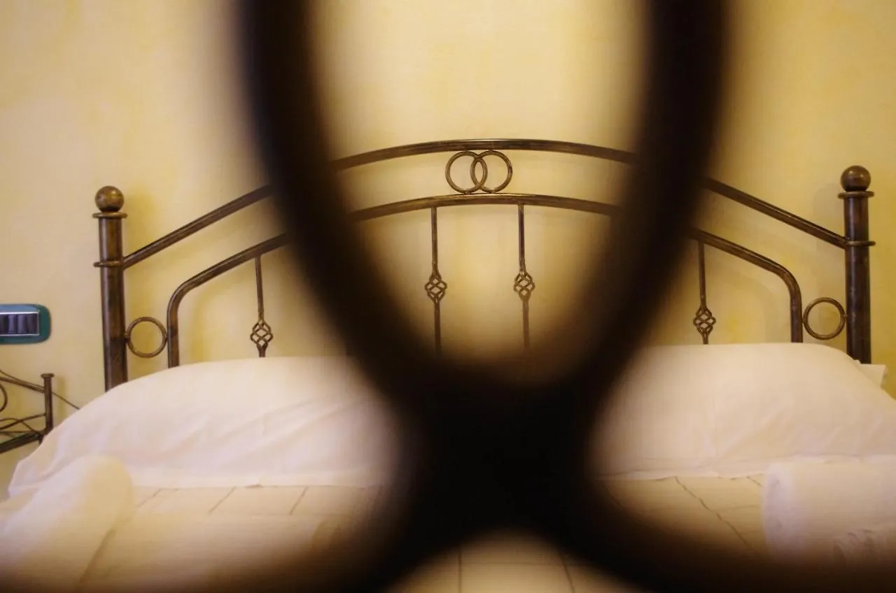 Casa De Ajala - B&B De Charme In Antica Dimora Totalmente Ristrutturata E Dotata Di Tutti I Confort Bagni Privati Spazio Living Patio Esterno Ambienti Climatizzati Degustazioni Prodotti Locali Làconi